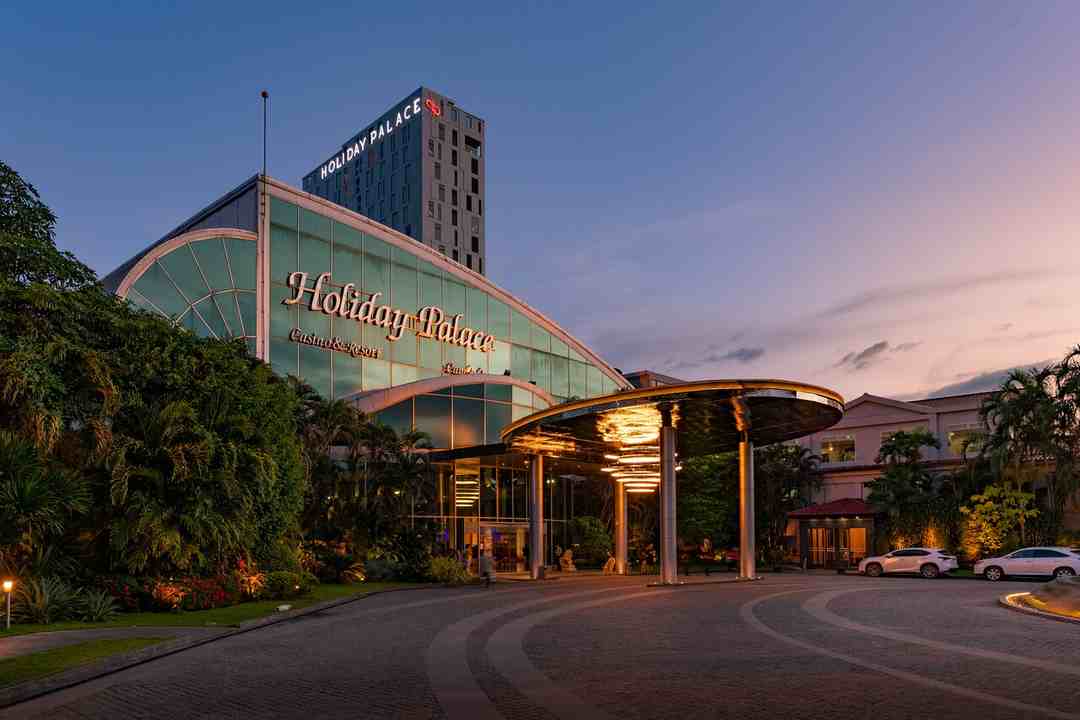 Khách sạn Holiday Palace là nơi của những dịch vụ tầm cỡ quốc tế
